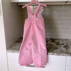 Snow bib perfect for playing in the snow. Flexible and cozy.